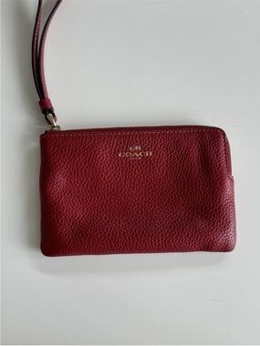 COACH CORNER ZIP WRISTLET IN LEATHER Red Wallet